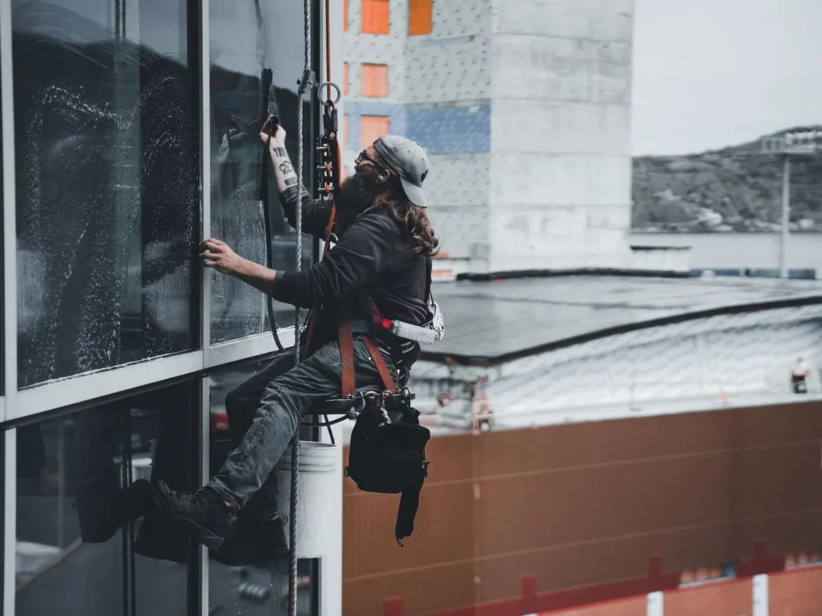 Técnico de Vertihay trabajando en la fachada de un edificio con cuerdas